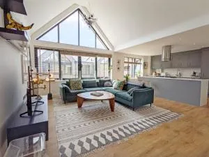 The Old Court House - Midhurst - Heyshott