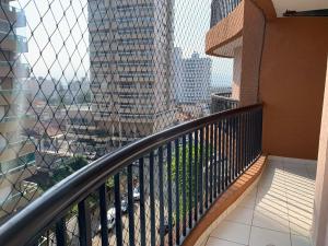 Apto com Varanda e Churrasqueira - 30 m da Praia