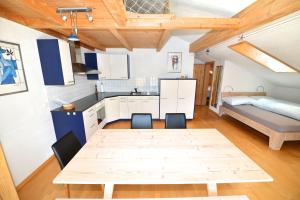 Stilvolle Dachwohnung für 4 im Thermenort Vals