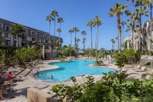 3 Bedroom! - Complex is on the beach with huge pool - Oceanside