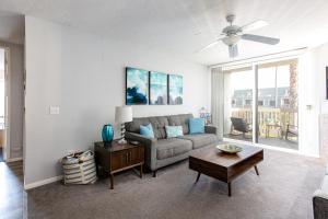 3 Bedroom! - Complex is on the beach with huge pool