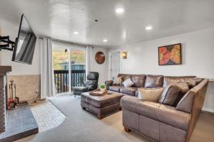 2BD 2BA Condo with Hot Tub and Pool