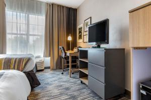 Queen Room with Two Queen Beds and Roll-In Shower - Disability Access/Non-Smoking room in Country Inn & Suites by Radisson Aiken SC
