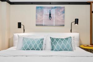 King Room (Self Check-in with Virtual Front Desk) room in Kasa at the Maverick