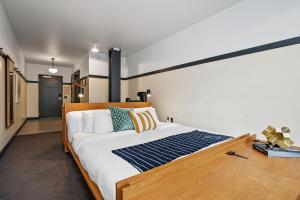 Superior King Room (Self Check-in with Virtual Front Desk) room in Kasa at the Maverick