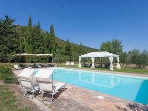 Apartment in Cetona with private pool