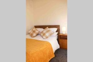 Cheerful 2 bedroom residential home - Free parking