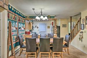 Red River Townhome with Balcony and Mtn Views!