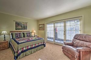 Red River Townhome with Balcony and Mtn Views!