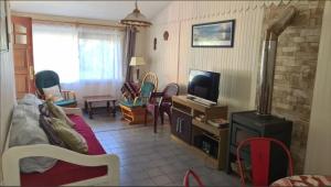 Preciosa casa en la tranquilidad de Colonia Relájate con toda la familia donde la tranquilidad se respira - A una cuadra de la mejor zona de la rambla de Colonia del Sacramento te espera esta casa para pasar las vacaciones en familia