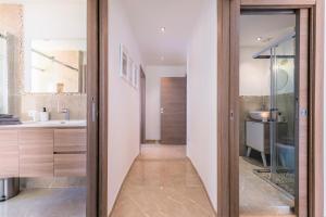 Hostly - ColorHome Pisa Midtown - Unique 3 Rooms with 3 Private Bathrooms