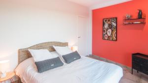 Appartements Les Vagues avec Jacuzzi Privatif & Parking Prive : photos des chambres