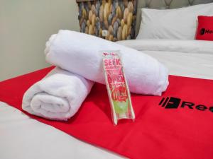 RedDoorz Syariah near GOR Satria Area