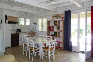 Maisons de vacances Holiday homes, Vaison-la-Romaine : Maison de Vacances 4 Chambres