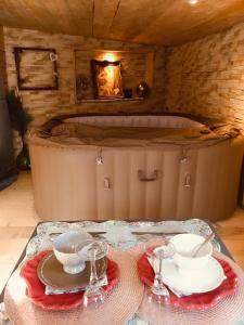 Maisons d'hotes NUIT LUXE ET ROMANTISME AVEC JACUZZI DANS JARDIN CACHE : photos des chambres