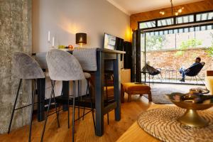 COURTHOUSE #4 EXCLUSIVE Top Center PRIVATE GARDEN