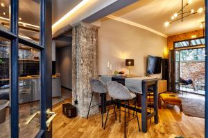 COURTHOUSE #4 EXCLUSIVE Top Center PRIVATE GARDEN