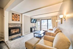 Mammoth Mtn Escape with Pool and Walk to Ski Lift - 3hvězdičkové hotely ve městě Mammoth Lakes