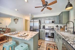 9 Mi to Sugar Mountain! Family Cabin with Fire Pit