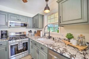 9 Mi to Sugar Mountain! Family Cabin with Fire Pit