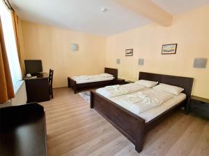 Triple Room with Balcony room in Family Hotel Chiflik Hills