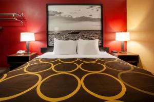 King Room - Non-Smoking room in Super 8 by Wyndham Sandusky