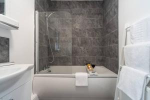 WGcDDE Large 3 Bedroom House - Close to MKM Stadium & A63 - Garden