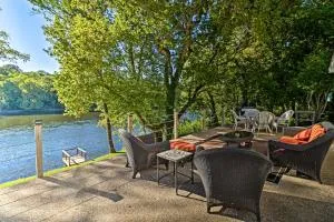 Riverside Hide-A-Way with Patio, BBQ, Fishing Pier - Norfork
