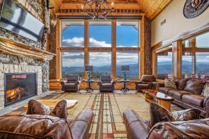 Tennessee Whiskey, Indoor Pool, Amazing Views, Theater Room, Hot Tub, 5 Star Luxury!