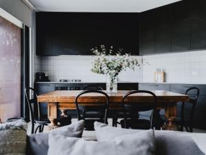 Lithic House -wood fire and bush views