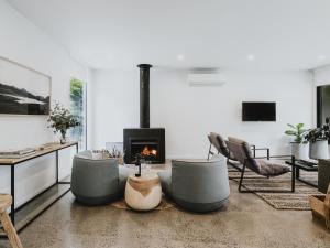 Lithic House -wood fire and bush views