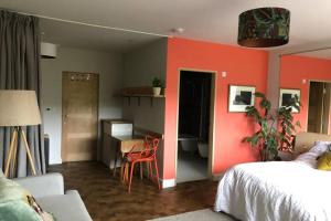 "The Studio" Contemporary studio with organic swimming pool