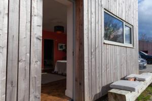 "The Studio" Contemporary studio with organic swimming pool