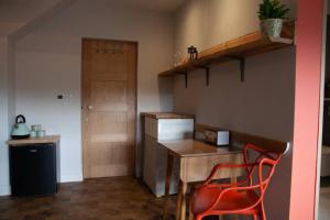 "The Studio" Contemporary studio with organic swimming pool