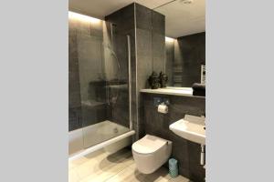 "The Studio" Contemporary studio with organic swimming pool