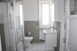 New & Modern Apartment with Beautiful Lake View!