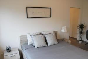 New & Modern Apartment with Beautiful Lake View!