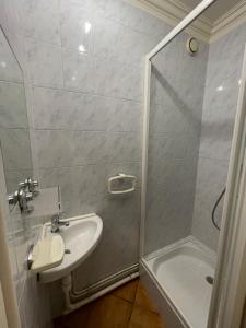 Spacieuse chambre privée 25m2 en colocation avec 4 autres personnes dans un appartement 94m2 à vaulx en velin centre