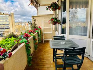 Spacieuse chambre privée 25m2 en colocation avec 4 autres personnes dans un appartement 94m2 à vaulx en velin centre