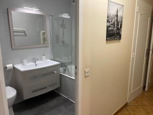 Spacieuse chambre privée 25m2 en colocation avec 4 autres personnes dans un appartement 94m2 à vaulx en velin centre