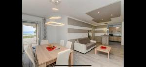 APPARTAMENTO INCANTEVOLE CON VISTA LAGO E SERVIZI