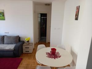 Leonora & Free Parking