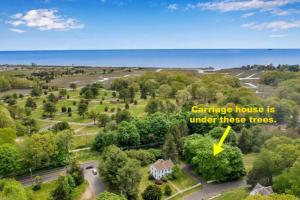 Newly Renovated Carriage House Near Town & Beaches