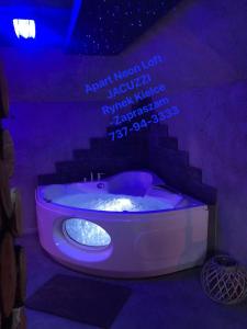 NEW VIP2 Apart Neon Loft z Jacuzzi koło łóżkaKlima RYNEK CENTRUM PARKING
