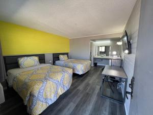 Queen Room with Two Queen Beds - Non-Smoking room in Belle Aire Motel