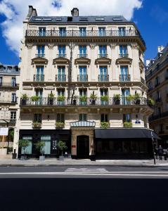 Chateaudun Opera hotel, 
Paris, France.
The photo picture quality can be
variable. We apologize if the
quality is of an unacceptable
level.