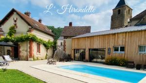 Pool house-L hirondelle de Sermizelles- grand jardin, calme et nature aux portes du Morvan