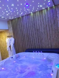 Love hotels Le Ptit Spa de L'Abbaye Suite love et Spa prive : photos des chambres