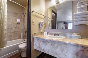 Superior Double Room with Two Double Beds - Lake View/Non-Smoking room in Econo Lodge Ellensburg