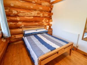 Douglas Cabin at Salford Court Farm Fishing Cabins